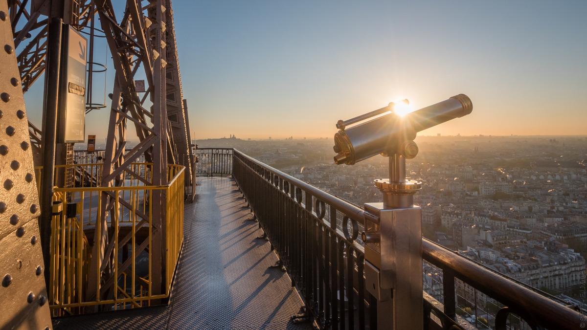 Eiffel Tower’s elevators, a lift to the top OFFICIAL website